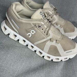Women’s size 5.5 On Cloud 6’s #On